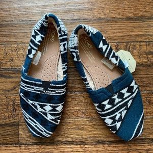 Tom’s slip ons Sz 8.5 |  Aztec print blue